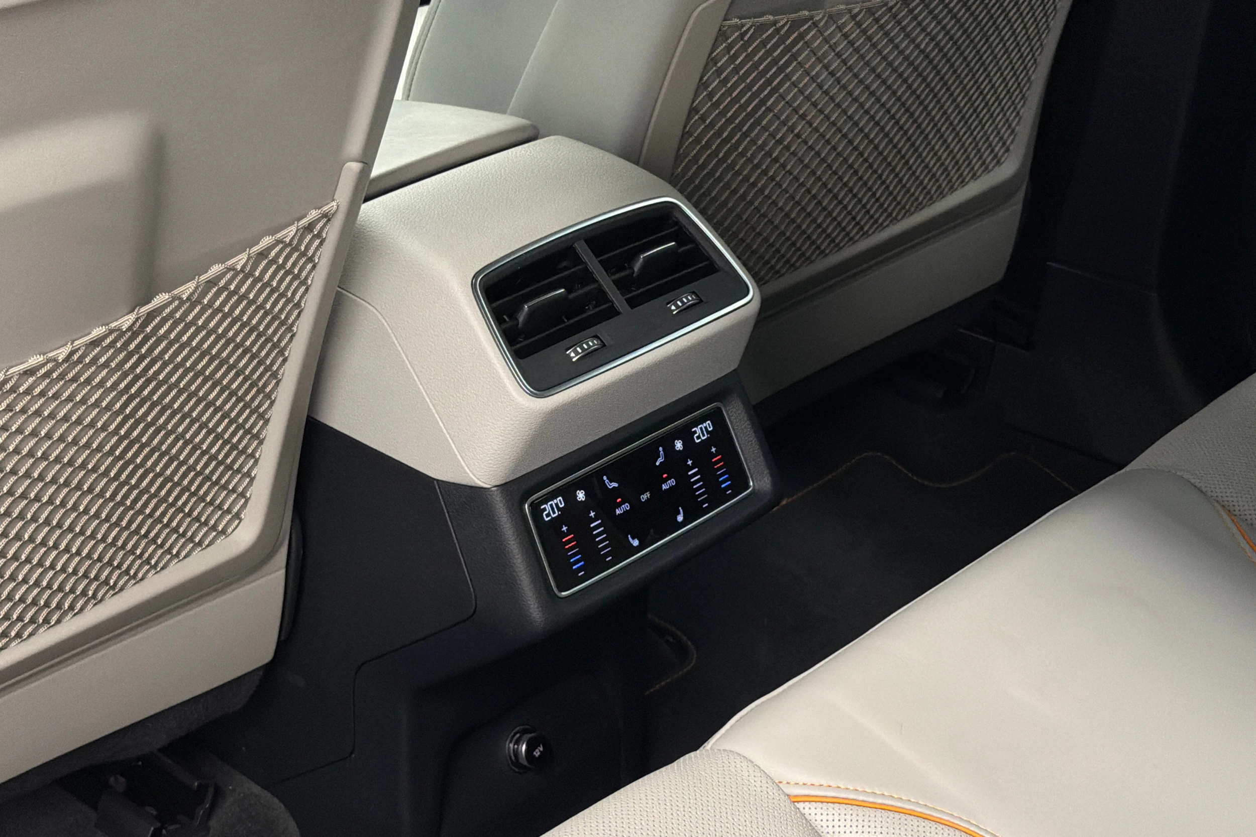 harmaa Audi Q8 e-tron 2024 kuva 14.