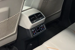 harmaa Audi Q8 e-tron 2024 kuva 14.
