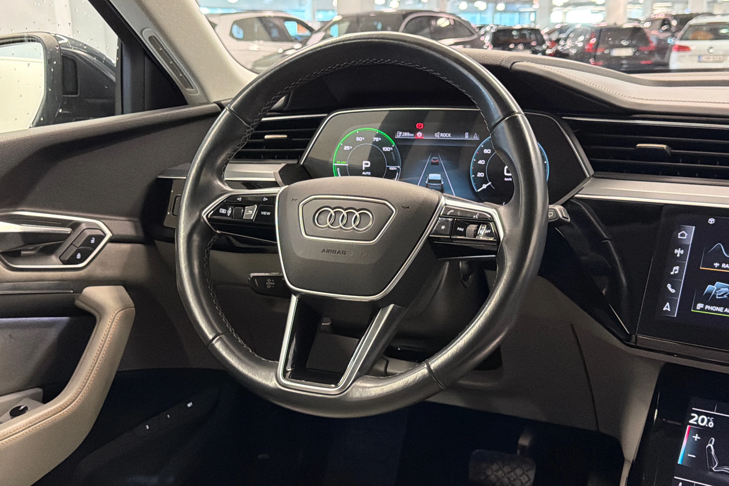 harmaa Audi Q8 e-tron 2024 kuva 16.