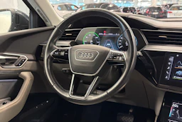 harmaa Audi Q8 e-tron 2024 kuva 16.