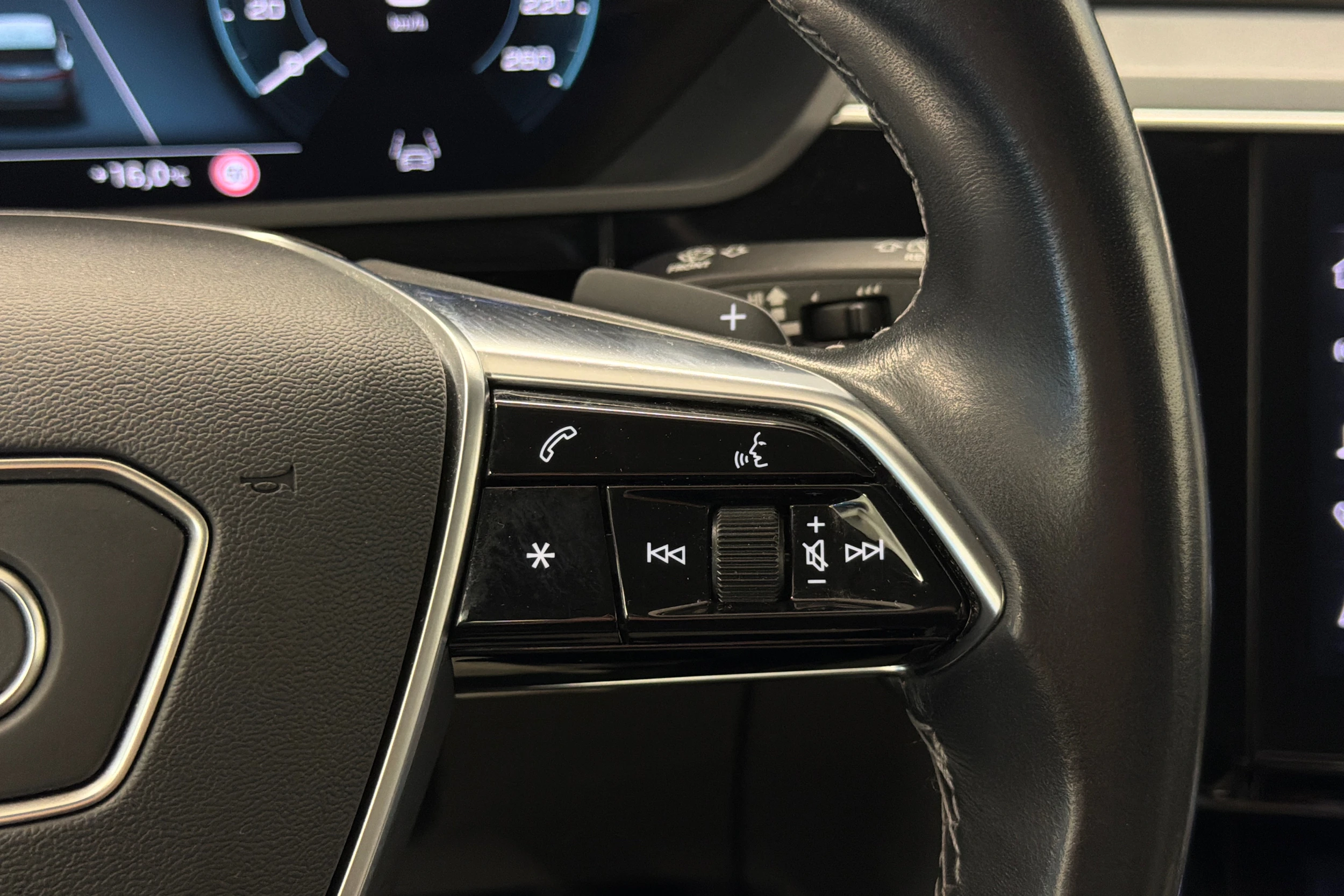 harmaa Audi Q8 e-tron 2024 kuva 18.