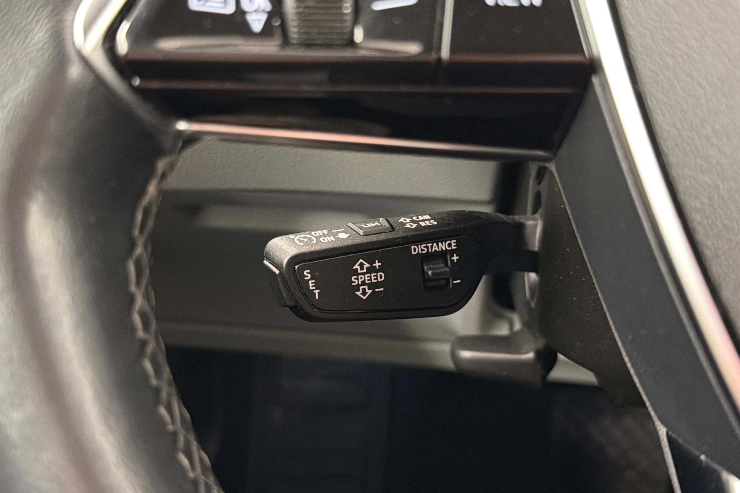 harmaa Audi Q8 e-tron 2024 kuva 19.