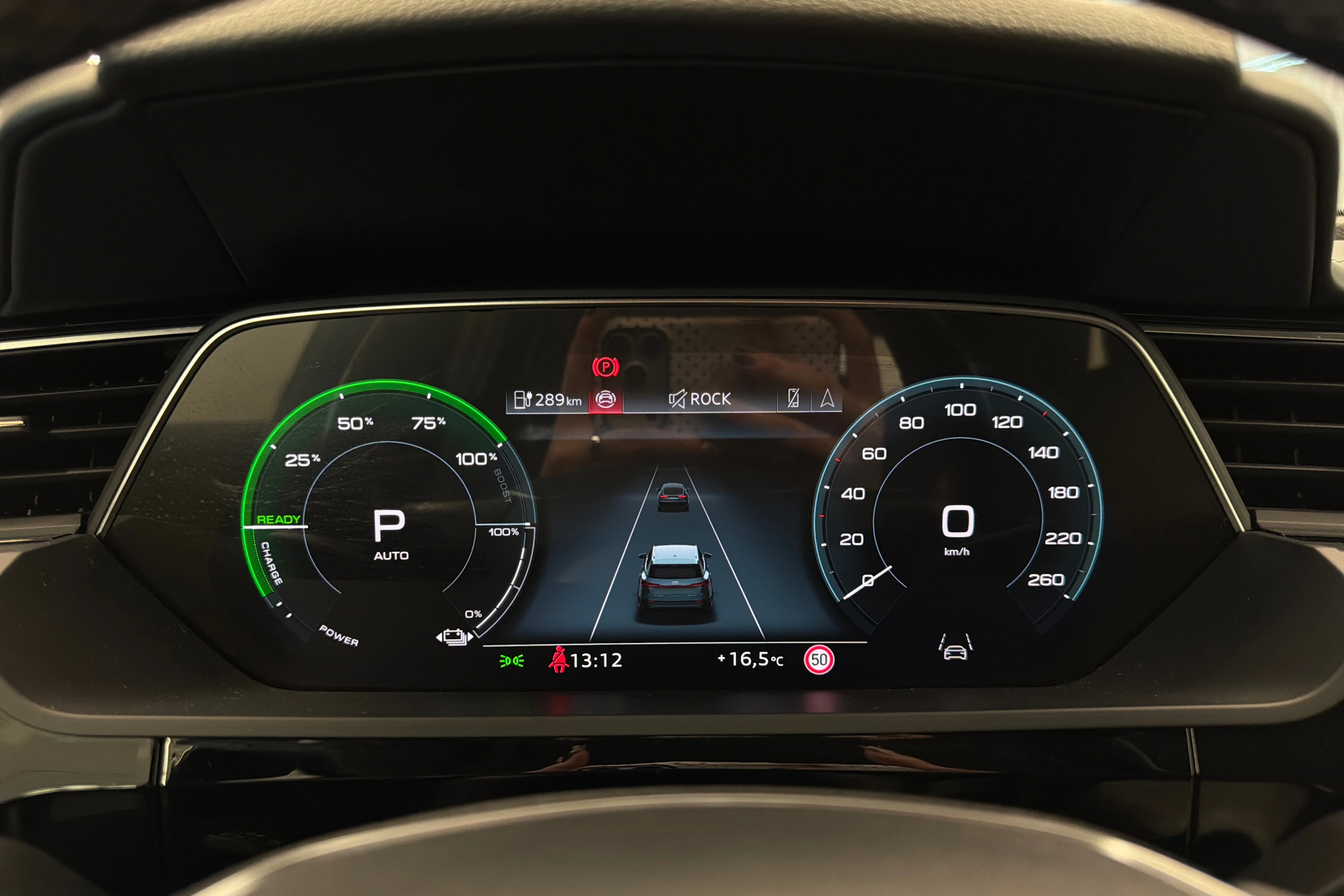 harmaa Audi Q8 e-tron 2024 kuva 20.