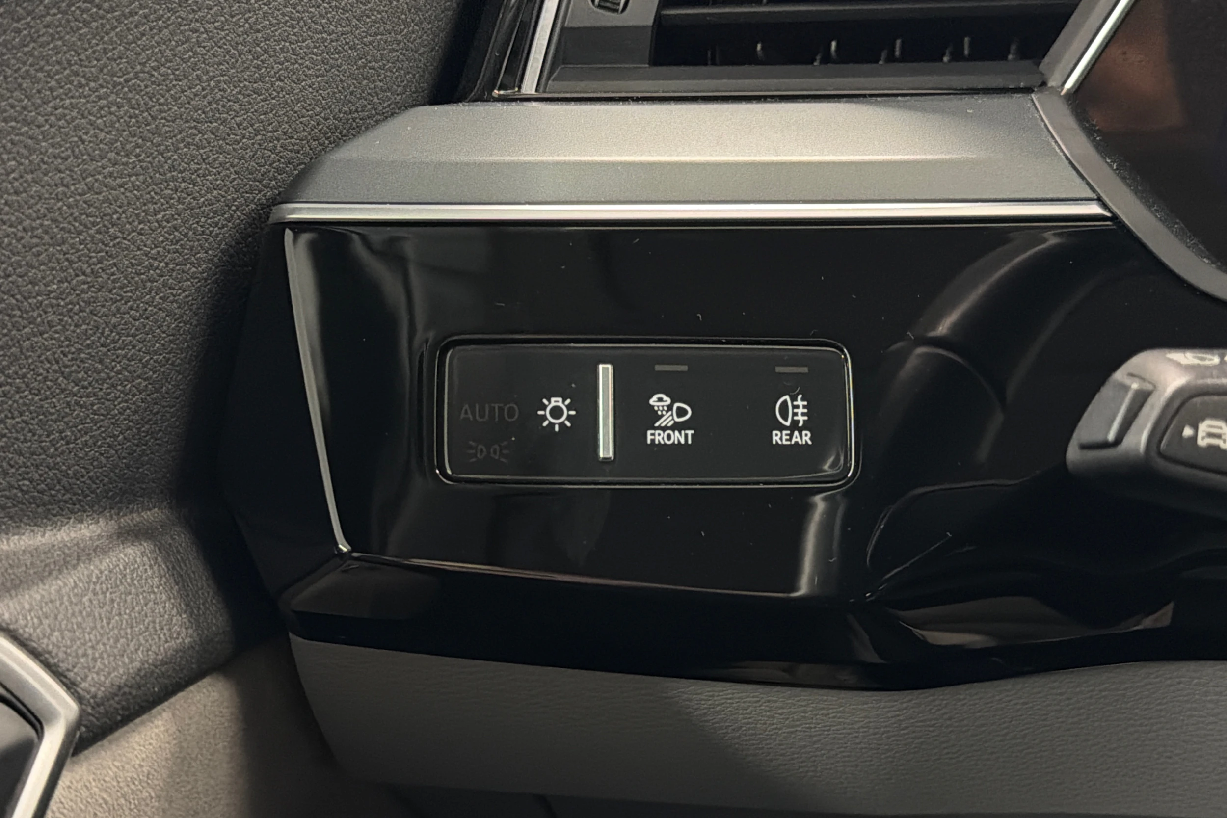 harmaa Audi Q8 e-tron 2024 kuva 21.