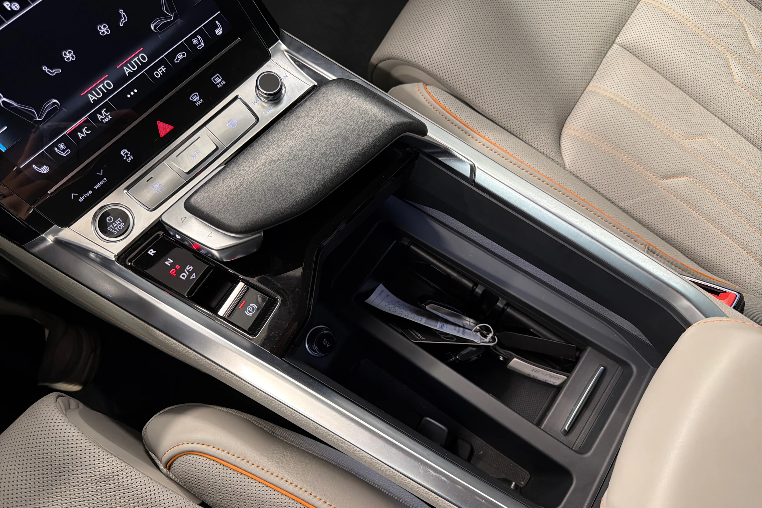 harmaa Audi Q8 e-tron 2024 kuva 23.