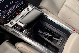 harmaa Audi Q8 e-tron 2024 kuva 23.