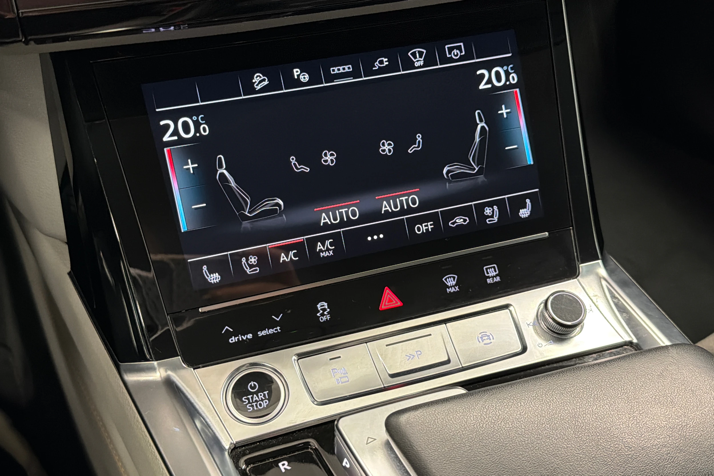 harmaa Audi Q8 e-tron 2024 kuva 24.