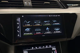 harmaa Audi Q8 e-tron 2024 kuva 25.