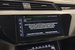 harmaa Audi Q8 e-tron 2024 kuva 26.