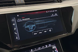 harmaa Audi Q8 e-tron 2024 kuva 27.