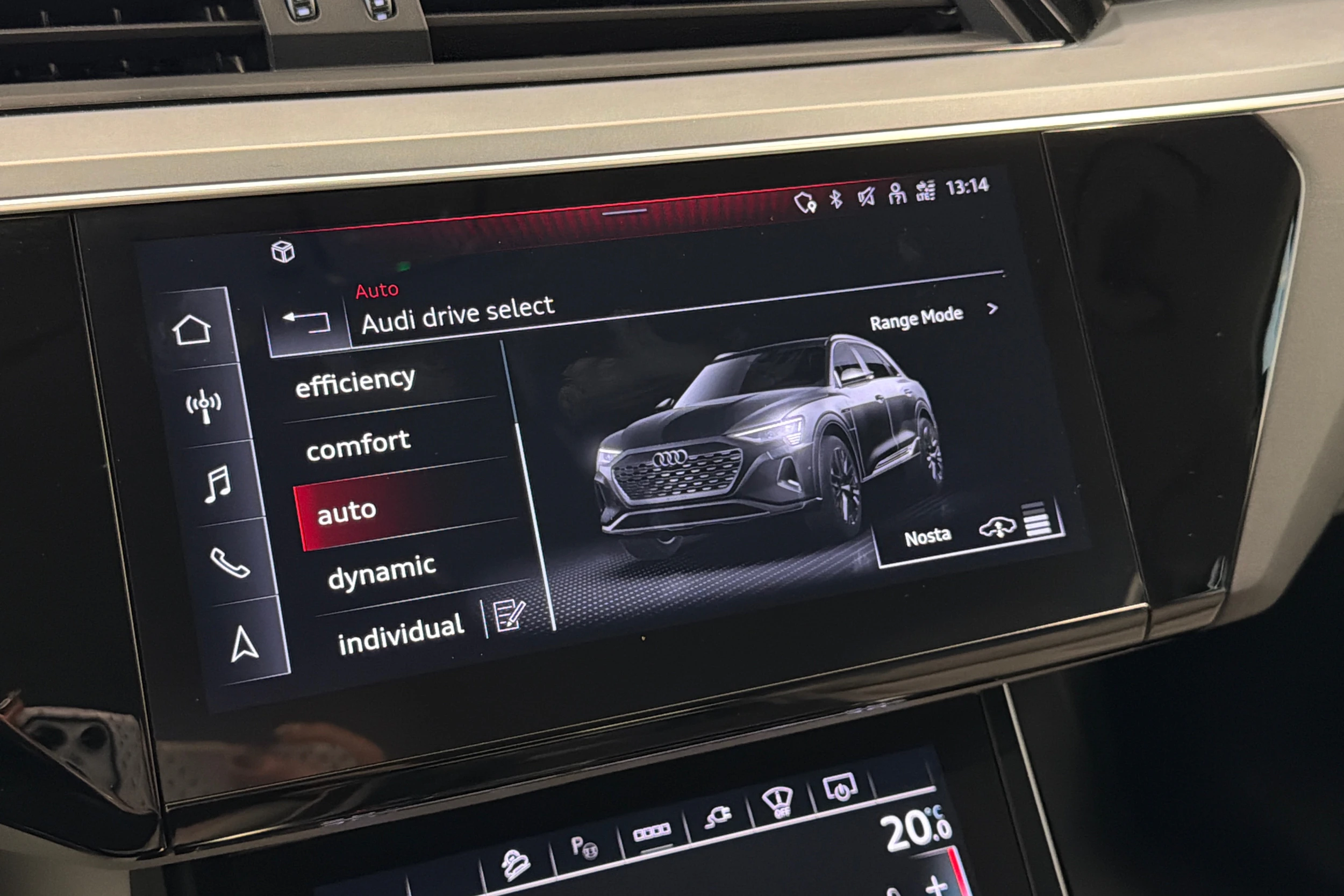 harmaa Audi Q8 e-tron 2024 kuva 30.