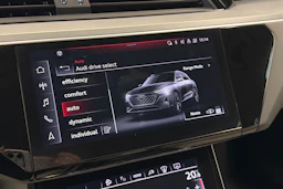 harmaa Audi Q8 e-tron 2024 kuva 30.