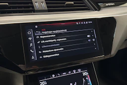 harmaa Audi Q8 e-tron 2024 kuva 31.