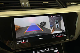 harmaa Audi Q8 e-tron 2024 kuva 33.