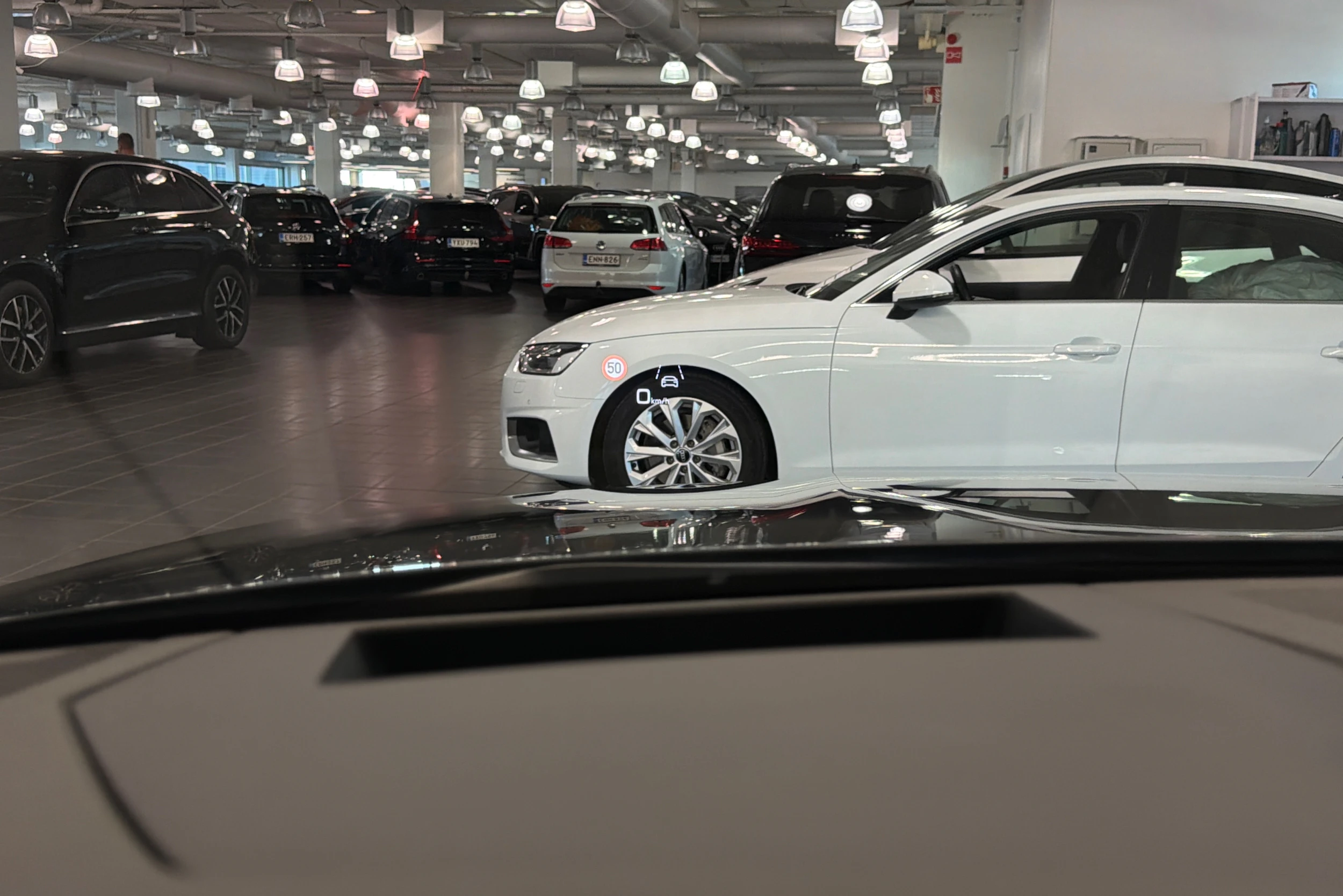 harmaa Audi Q8 e-tron 2024 kuva 34.