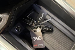 harmaa Audi Q8 e-tron 2024 kuva 35.