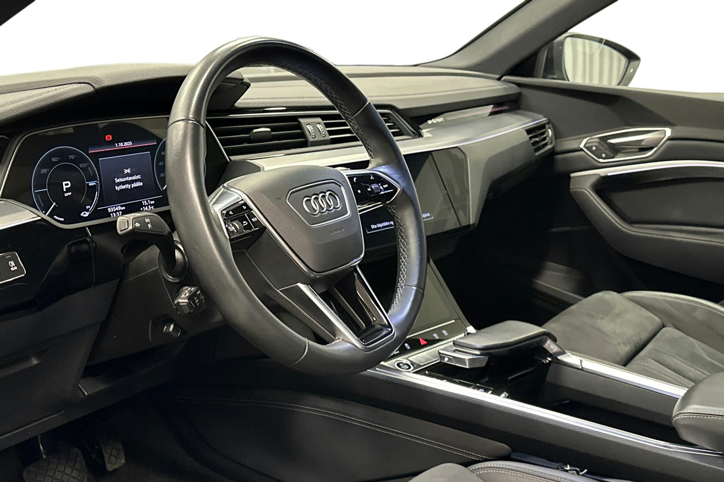musta Audi Q8 e-tron 2024 kuva 7.