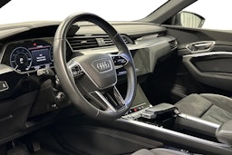 musta Audi Q8 e-tron 2024 kuva 7.