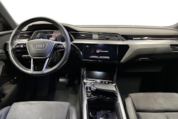 musta Audi Q8 e-tron 2024 kuva 9.