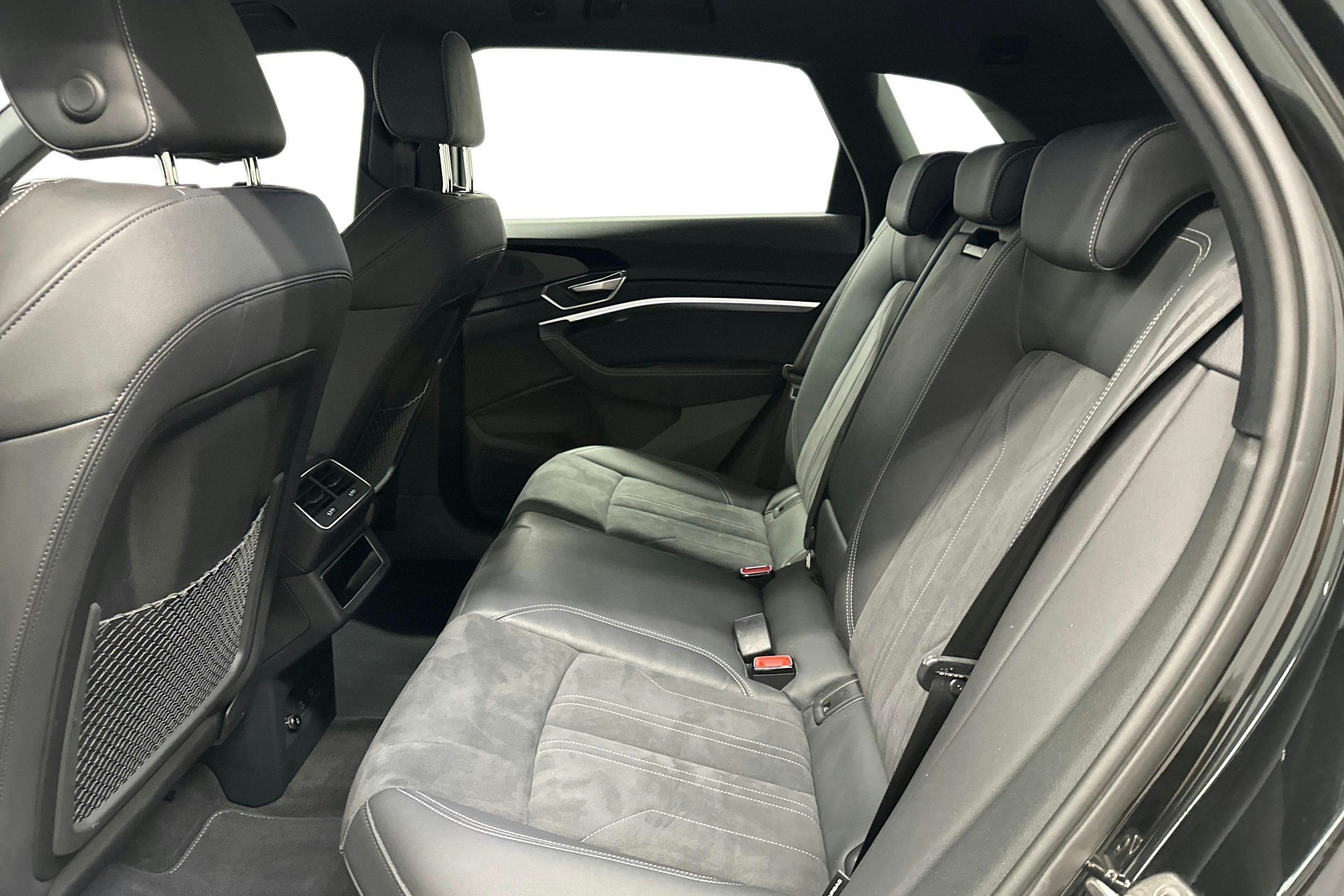 musta Audi Q8 e-tron 2024 kuva 10.