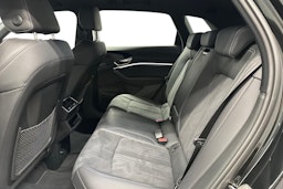 musta Audi Q8 e-tron 2024 kuva 10.