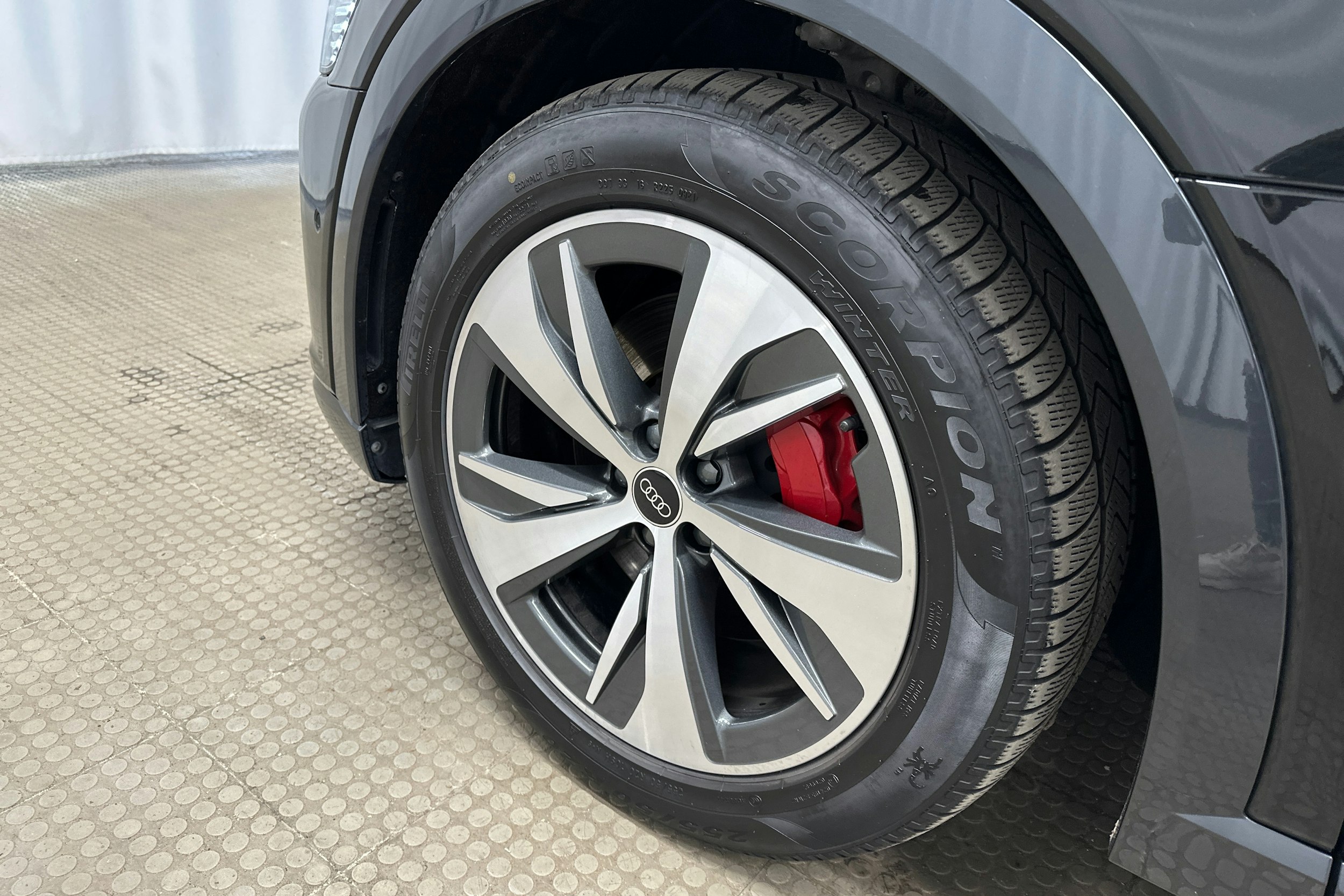 musta Audi Q8 e-tron 2024 kuva 11.