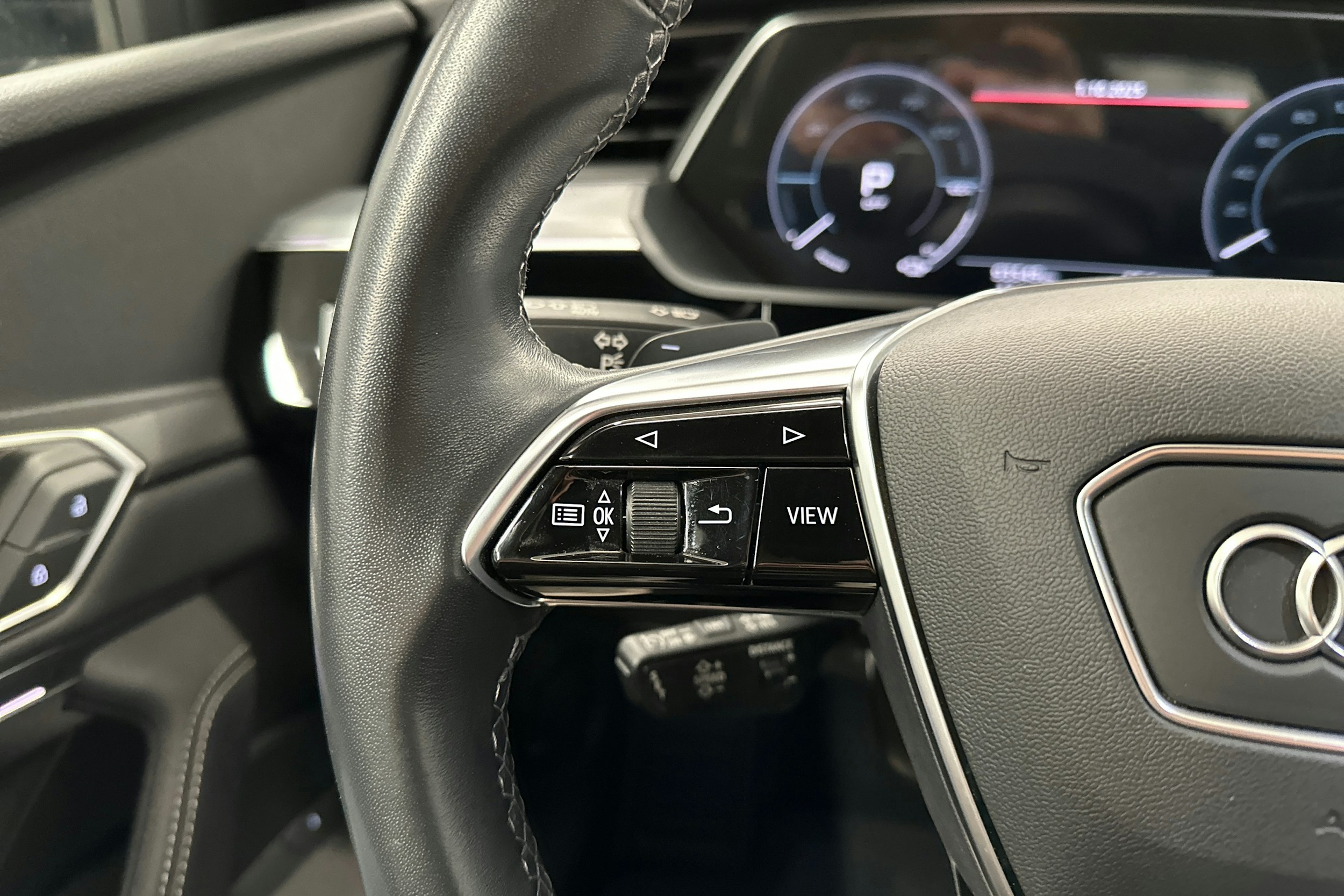 musta Audi Q8 e-tron 2024 kuva 14.