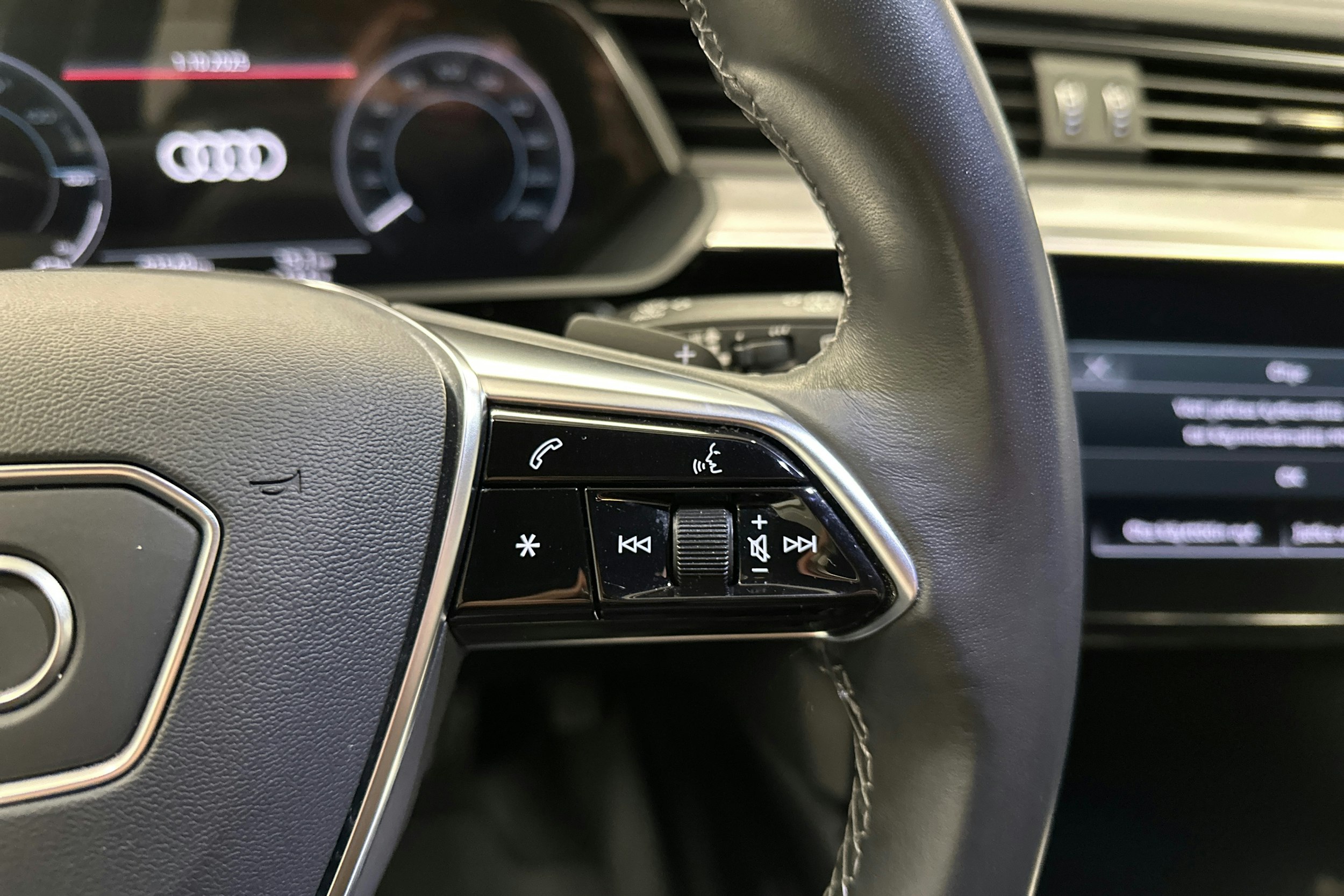 musta Audi Q8 e-tron 2024 kuva 15.