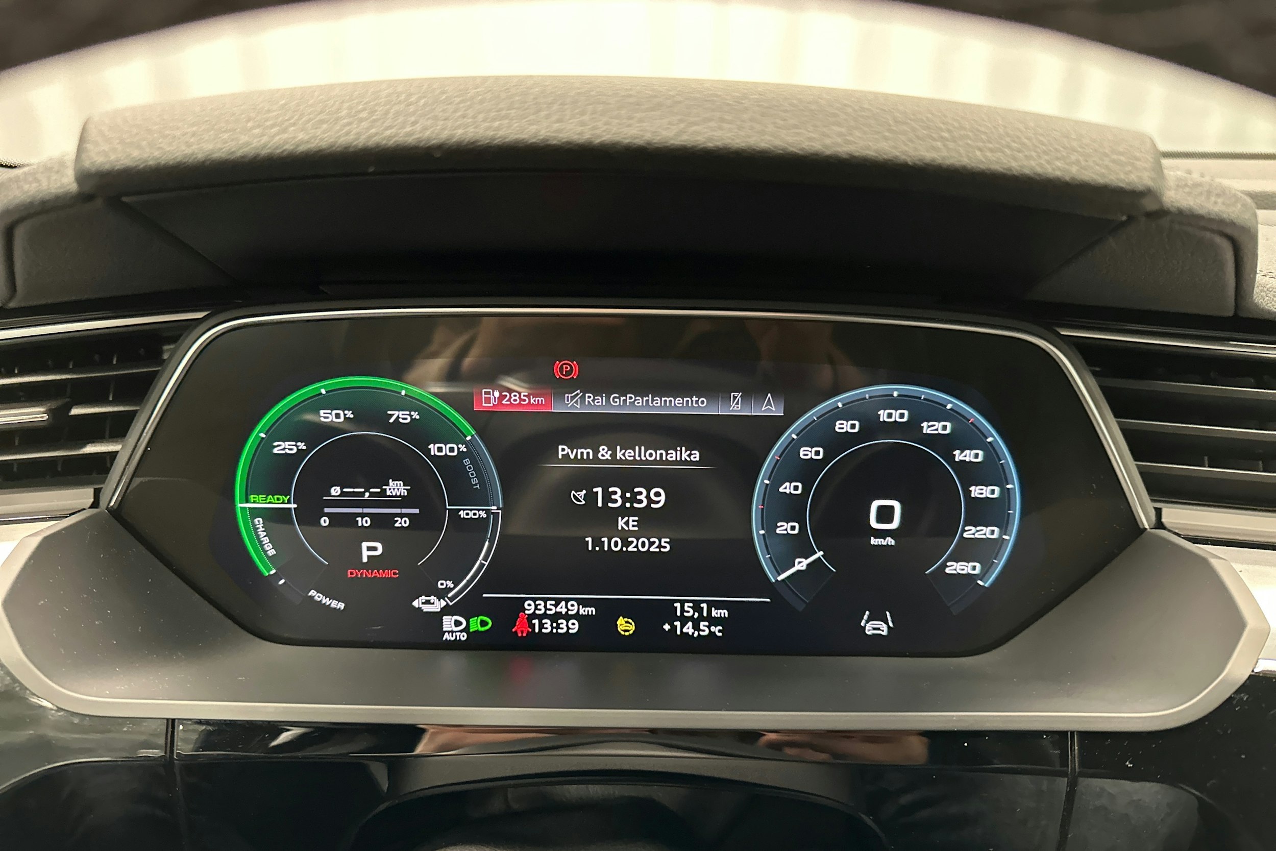 musta Audi Q8 e-tron 2024 kuva 17.