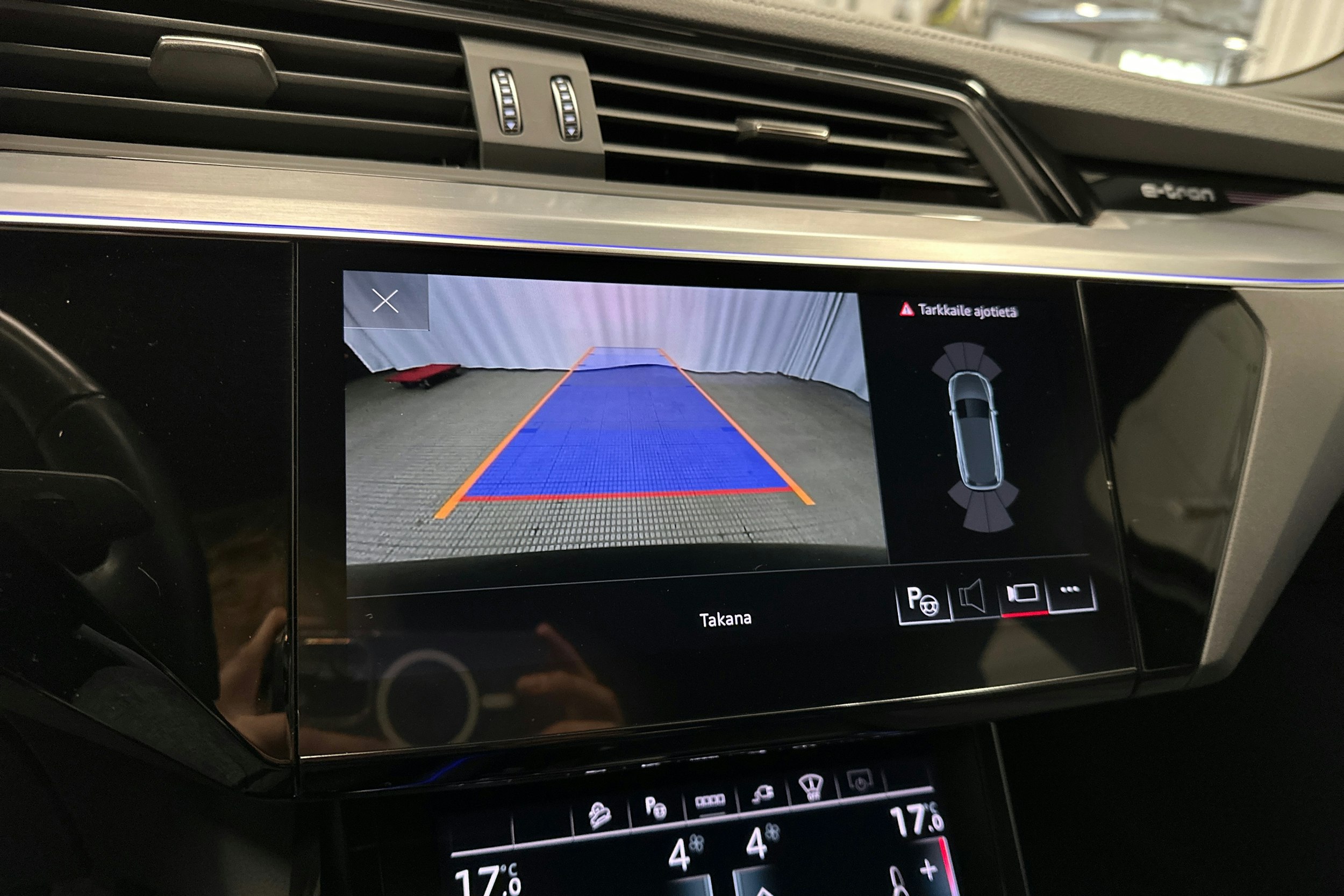 musta Audi Q8 e-tron 2024 kuva 19.