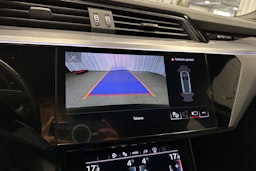 musta Audi Q8 e-tron 2024 kuva 19.