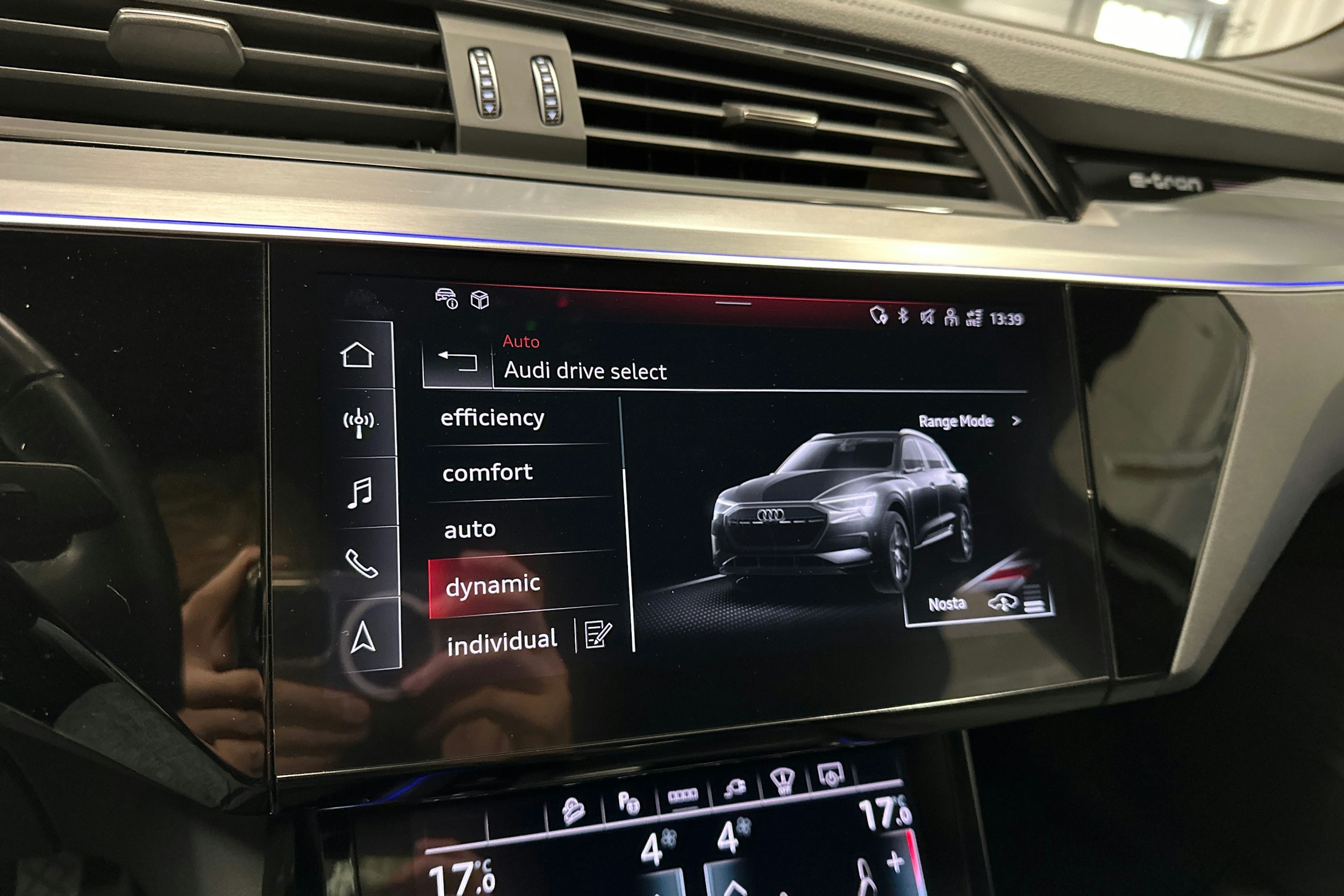musta Audi Q8 e-tron 2024 kuva 22.