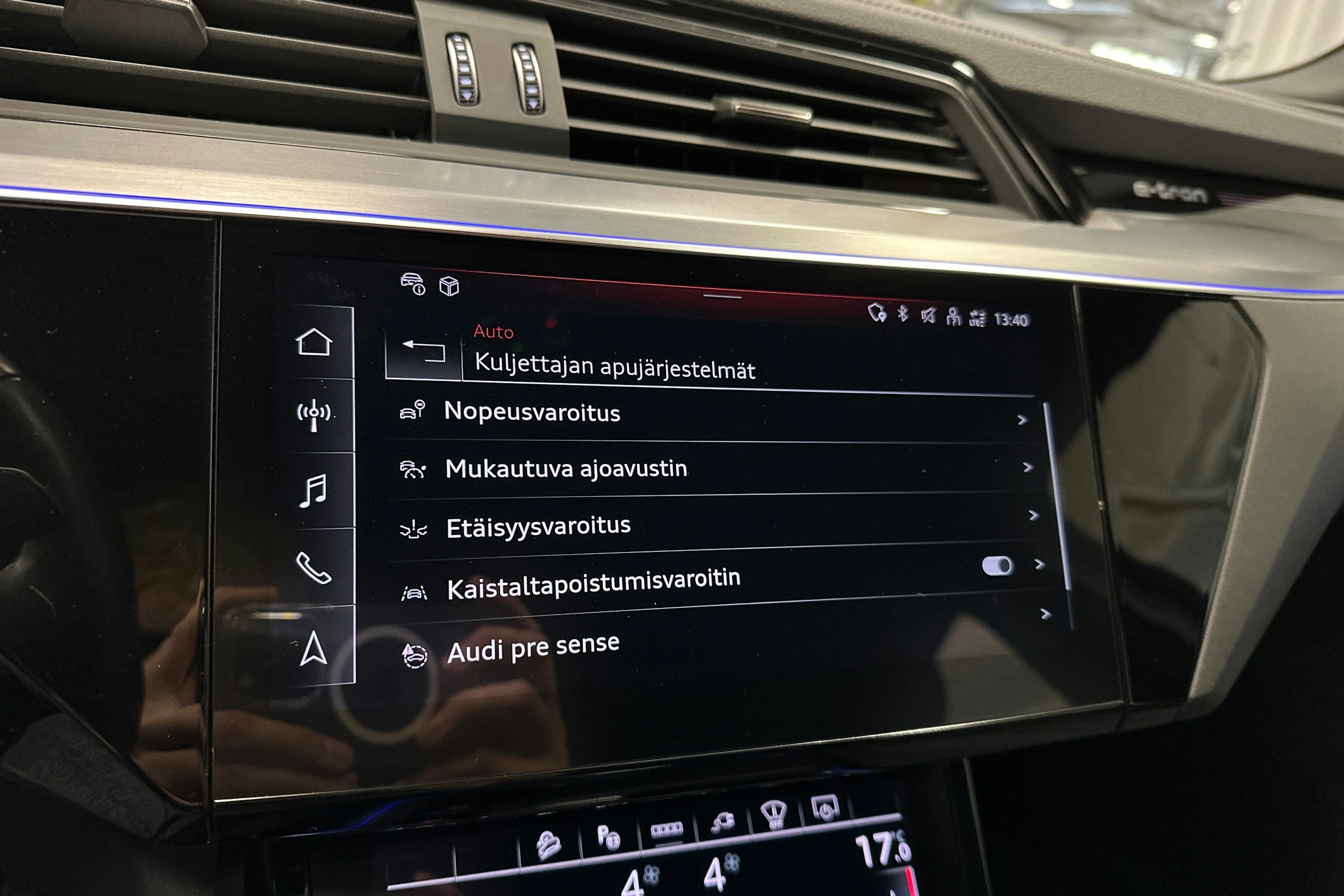 musta Audi Q8 e-tron 2024 kuva 24.