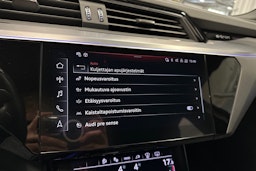 musta Audi Q8 e-tron 2024 kuva 24.