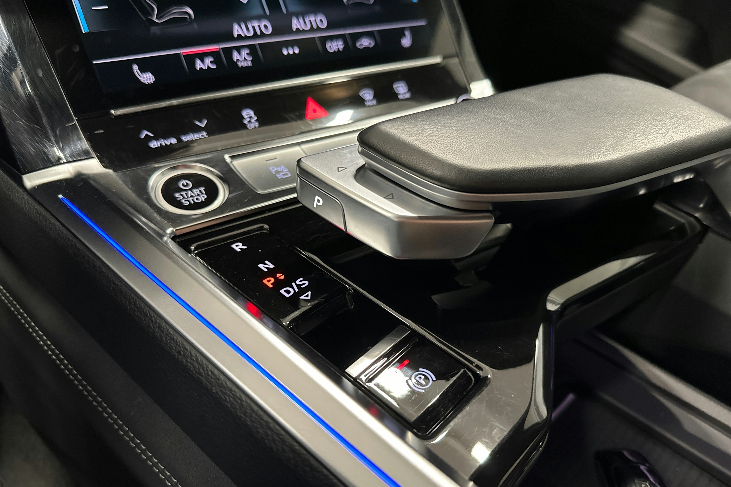 musta Audi Q8 e-tron 2024 kuva 26.