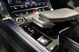 musta Audi Q8 e-tron 2024 kuva 26.