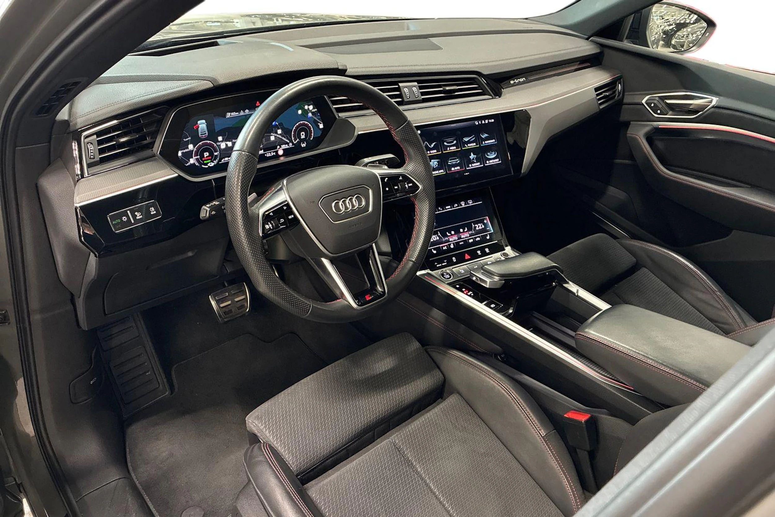 harmaa Audi Q8 e-tron 2024 kuva 3.