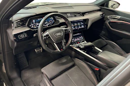 harmaa Audi Q8 e-tron 2024 kuva 3.
