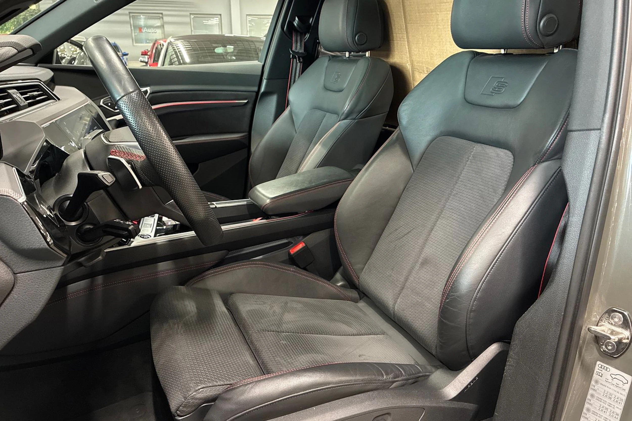 harmaa Audi Q8 e-tron 2024 kuva 4.