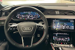 harmaa Audi Q8 e-tron 2024 kuva 5.