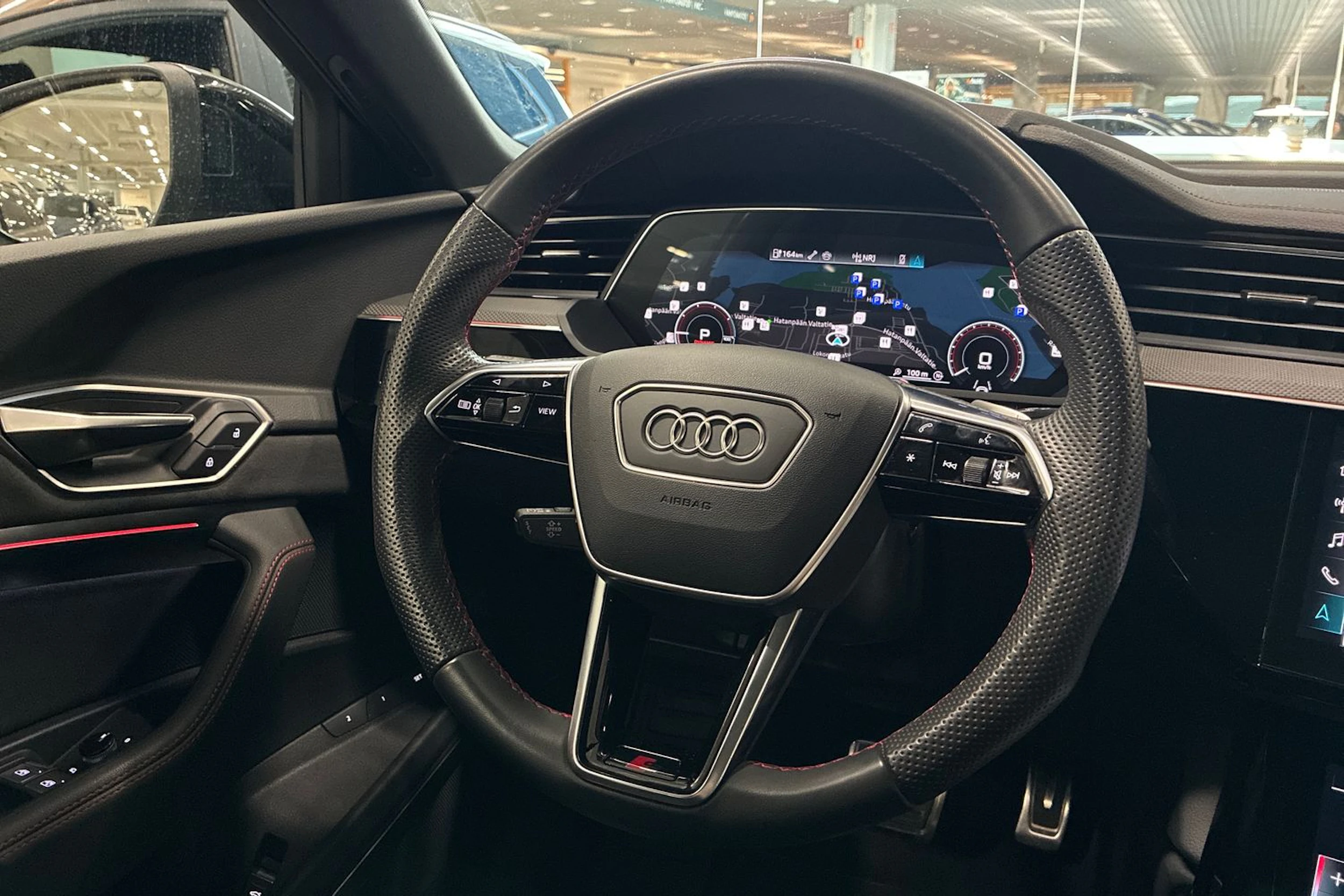 harmaa Audi Q8 e-tron 2024 kuva 6.