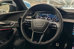 harmaa Audi Q8 e-tron 2024 kuva 6.