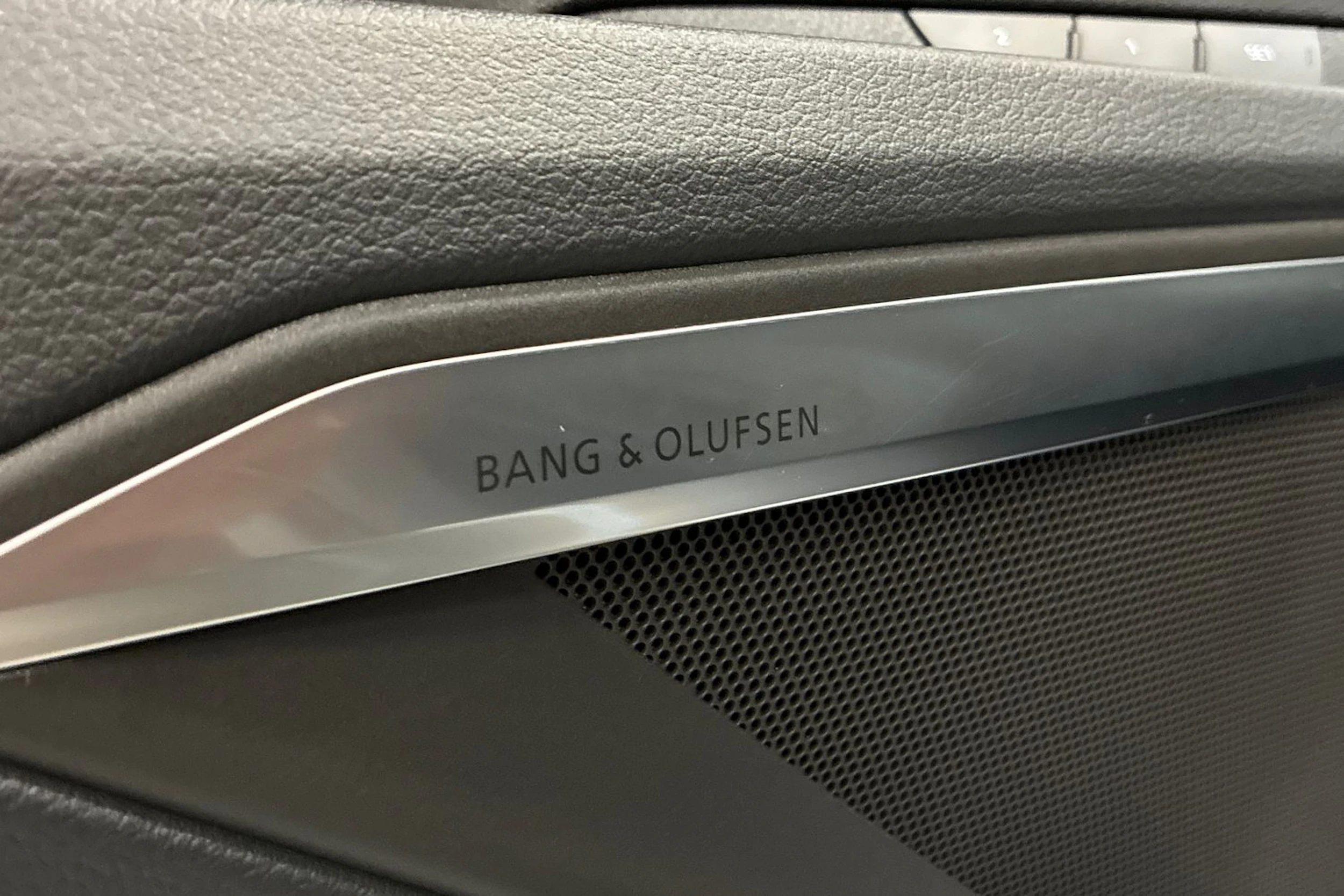 harmaa Audi Q8 e-tron 2024 kuva 9.