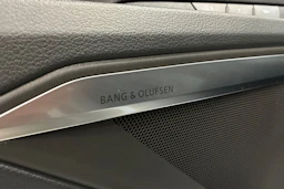 harmaa Audi Q8 e-tron 2024 kuva 9.