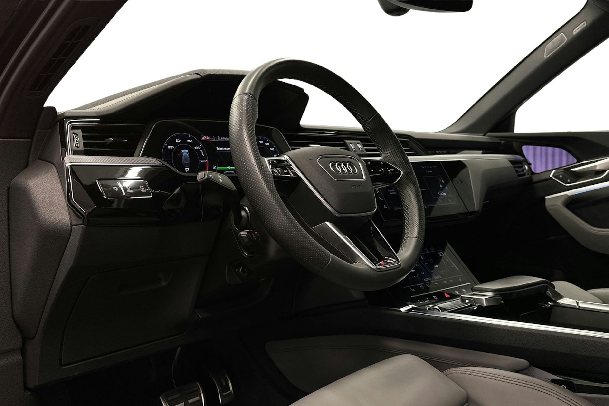 musta Audi Q8 e-tron 2024 kuva 7.