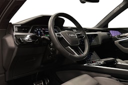 musta Audi Q8 e-tron 2024 kuva 7.