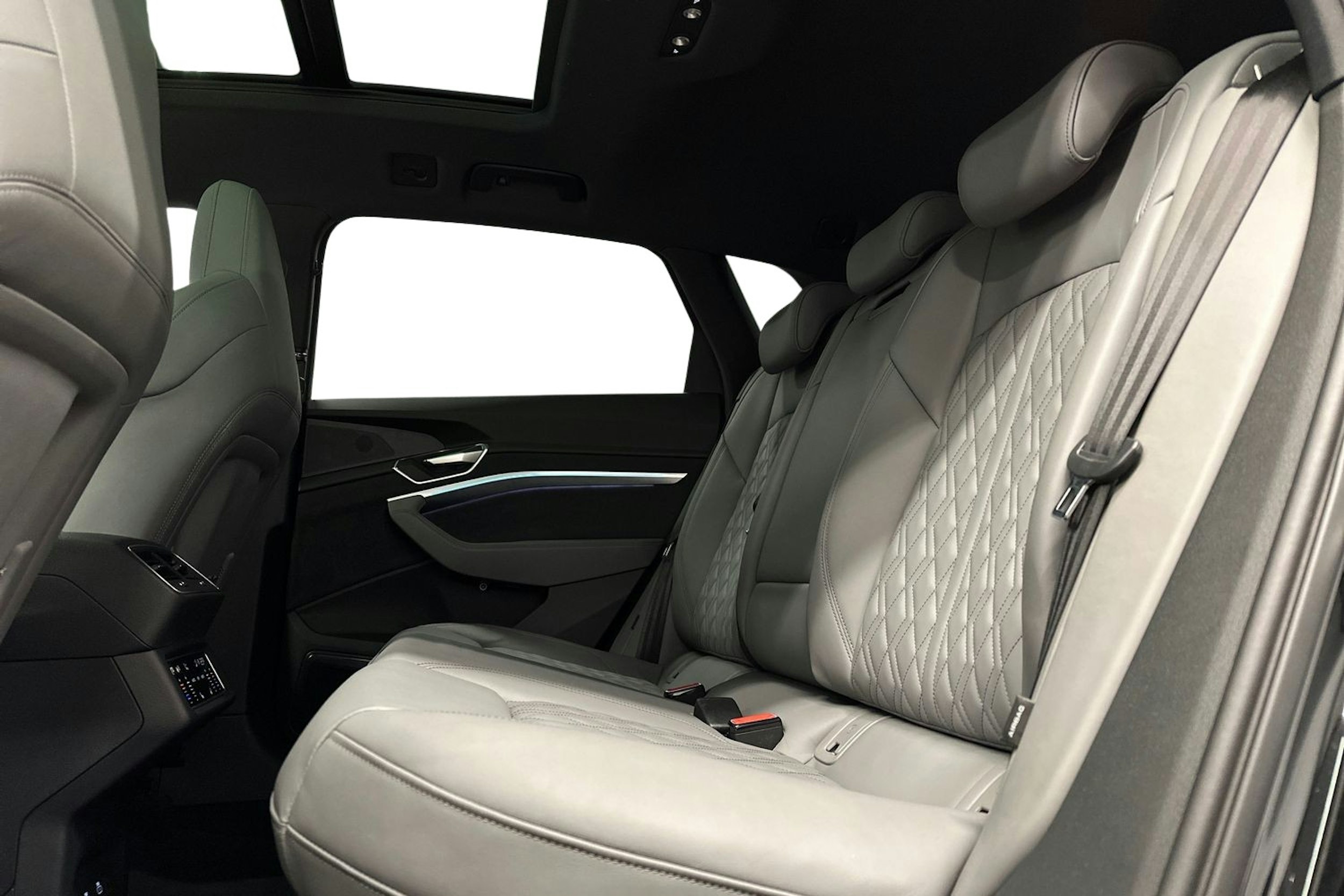 musta Audi Q8 e-tron 2024 kuva 10.