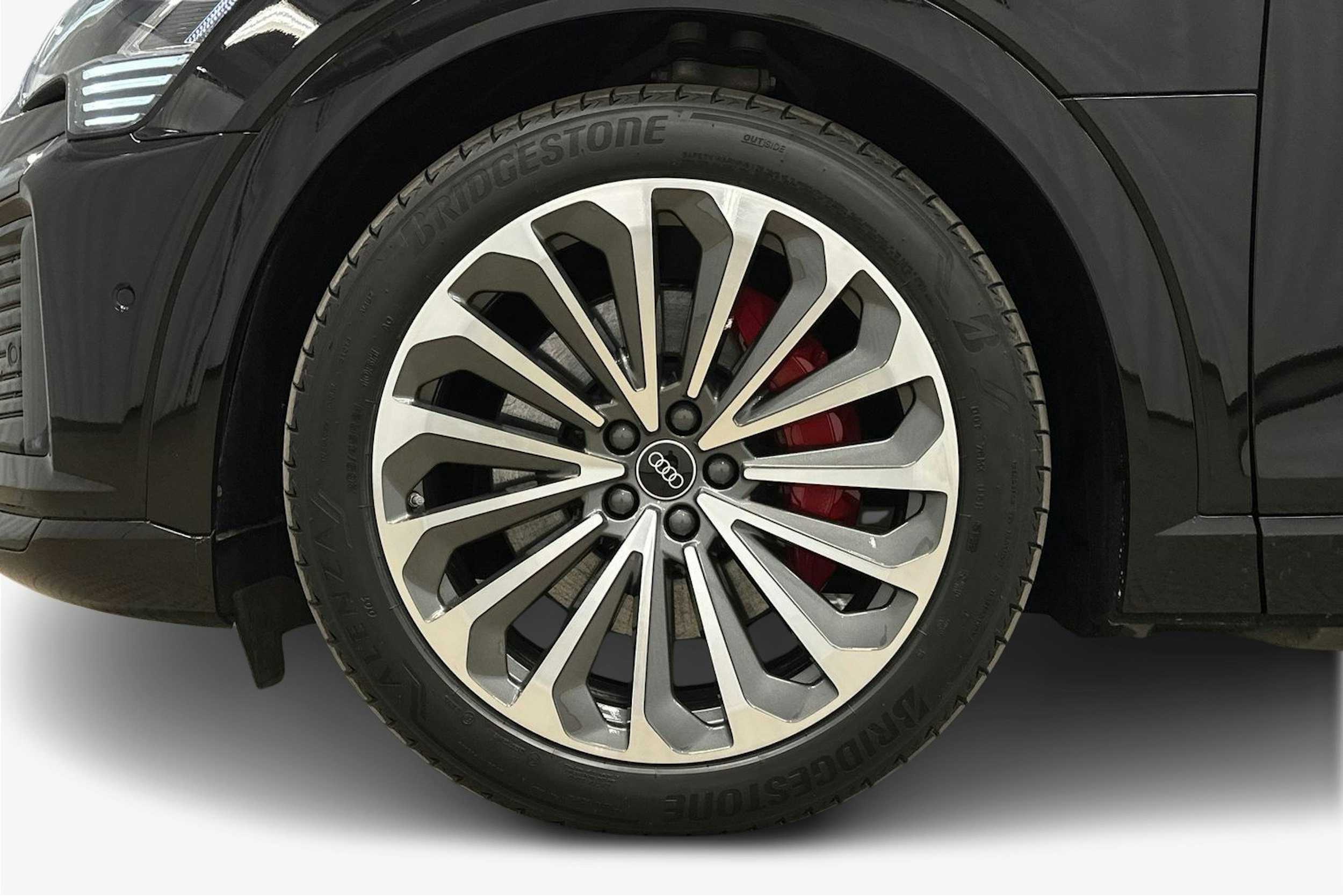 musta Audi Q8 e-tron 2024 kuva 11.