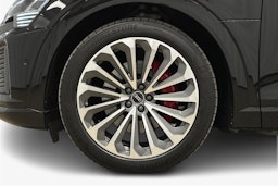 musta Audi Q8 e-tron 2024 kuva 11.