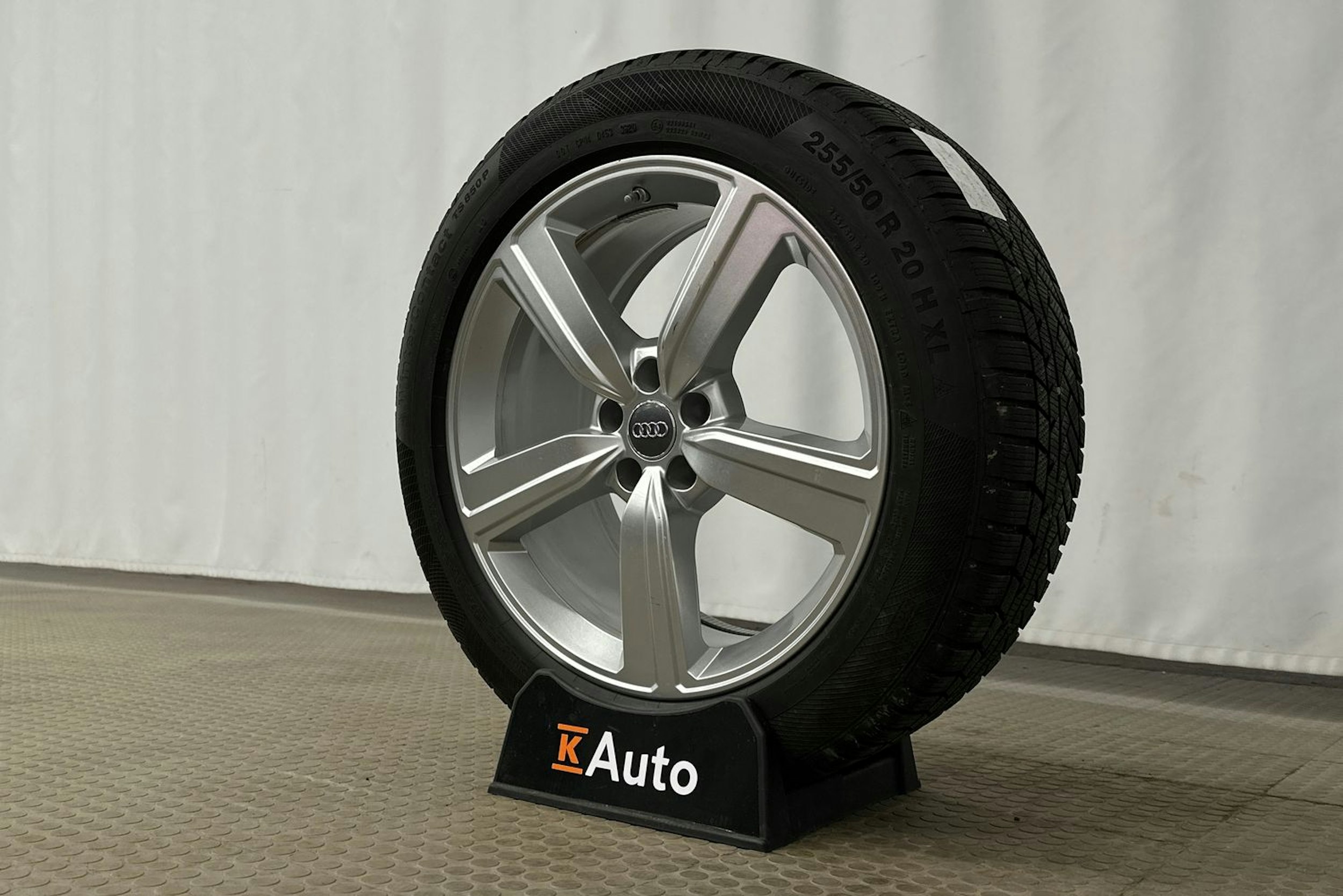 musta Audi Q8 e-tron 2024 kuva 13.